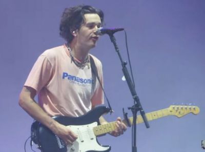 韓国民が訪韓ライブをしたthe 1975が太極旗を踏みつけ去る カイカイch